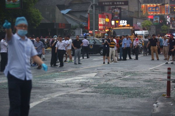 　圖為醫(yī)護(hù)人員到現(xiàn)場救援。