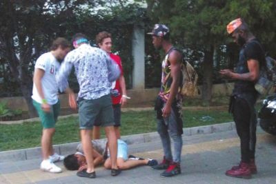 外籍男子路邊發(fā)現(xiàn)醉漢將其圍住。