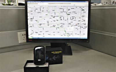 記者花近400元網(wǎng)購的定位監(jiān)聽器，能通過短信激活，進行實時監(jiān)聽。