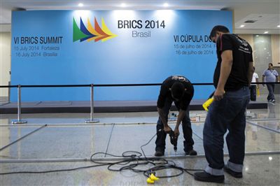 　13日，福塔萊薩的塞阿拉州會(huì)展中心，工作人員布置會(huì)場(chǎng)新聞發(fā)布廳。