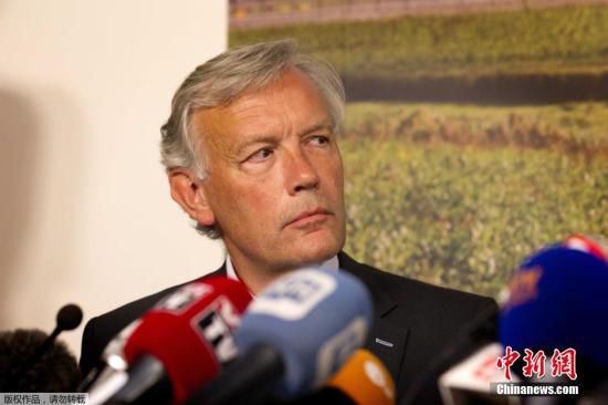 7月17日，在荷蘭阿姆斯特丹斯希普霍爾機場舉行的的新聞發(fā)布會上，馬航歐洲區(qū)負責(zé)人介紹情況。