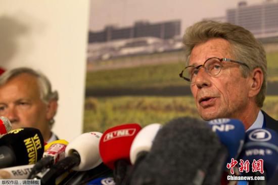 7月17日，在荷蘭阿姆斯特丹斯希普霍爾機場舉行的的新聞發(fā)布會上，馬航歐洲區(qū)負責(zé)人介紹情況。