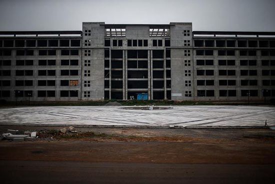 2014年7月11日，安徽省宿州市蕭縣，空置廢棄的縣政府新大樓。 澎湃新聞 楊一 圖