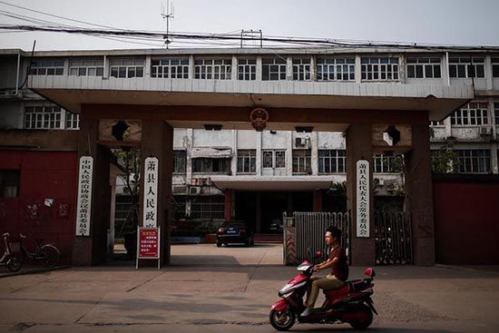 這是一座老城區(qū)的四層老式辦公樓。