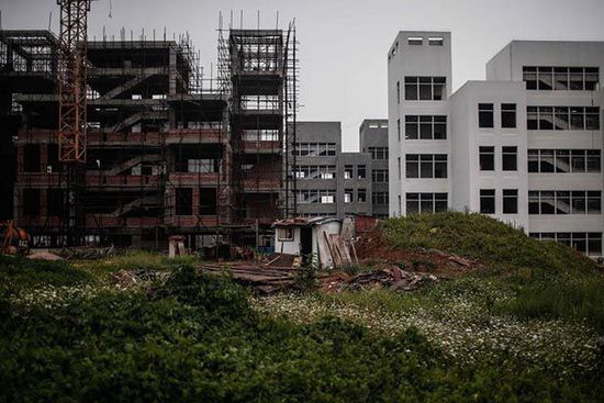 2014年7月11日，安徽省宿州市蕭縣，荒棄的政府新辦公樓前荒草一片。 澎湃新聞 楊一 圖