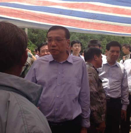 走進(jìn)帳篷，總理就握住蔡官耀的雙手說：“不行，這個帳篷太簡易了”。說完這句，叮囑蔡官耀，“不能回家住”