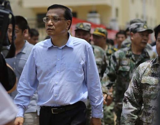 　8月4日，中共中央政治局常委，國務(wù)院總理李克強(qiáng)在云南魯?shù)榈卣馂?zāi)區(qū)察看災(zāi)情。