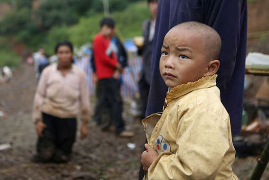 帳篷有限，尚有不少村民沒(méi)有地方躲雨。澎湃新聞 程藝輝 圖