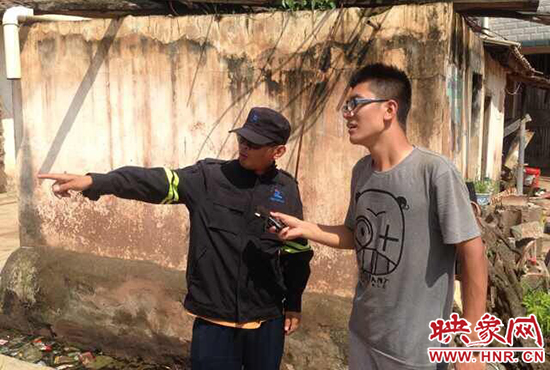 河南新聞廣播記者黨忱在采訪救援隊員 河南新聞廣播記者黨忱在采訪救援隊員