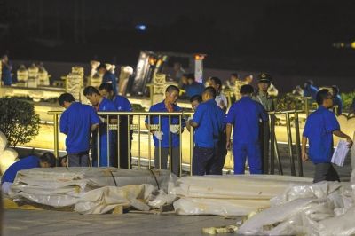 昨晚，工作人員正在為金水橋安裝金色護(hù)欄。京華時報記者潘之望攝