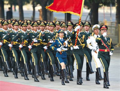 昨日，151人最大陣容的三軍儀仗隊，著新式禮賓服接受檢閱。這也是解放軍儀仗隊、軍樂團新式禮賓服首次亮