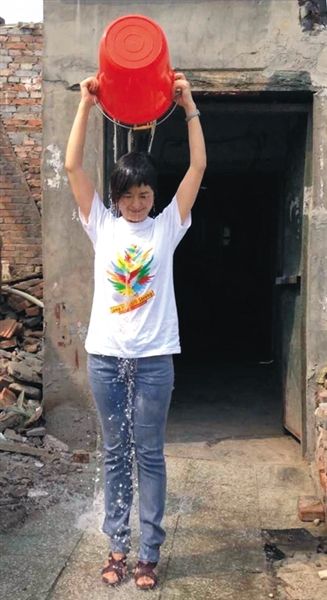 20日下午，央視主持人張泉靈參與“冰桶挑戰(zhàn)賽”。圖片來自微博