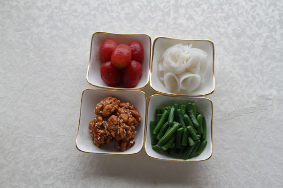 四調(diào)味：圣女果、蓮藕、核桃仁、小黃瓜。 花惠生 供圖