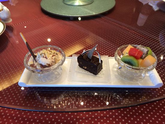 西點(diǎn)水果拼盤、巧克力布朗尼、冰淇淋。 花惠生