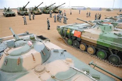 8月21日,在朱日和基地,中外參演部隊(duì)代表在裝備展覽交流活動(dòng)現(xiàn)場(chǎng)參觀中國(guó)人民解放軍裝備。