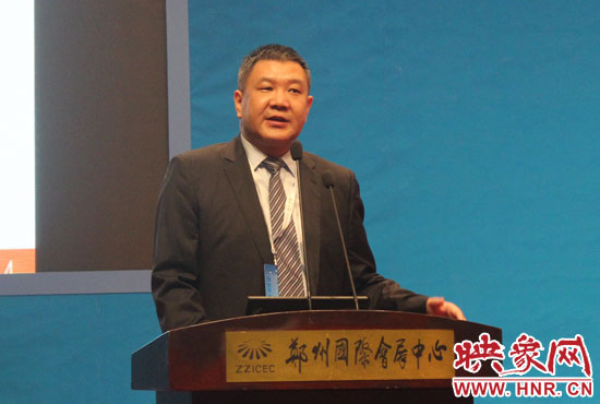 東方航空物流公司總經(jīng)理李九鵬在小組正在討論上做演講 東方航空物流公司總經(jīng)理李九鵬在小組正在討論上做演講