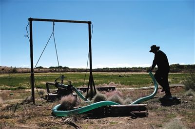 　布日古德起動水泵，等了幾分鐘才有水上來，沒抽一會兒就沒水了，等一陣子才能繼續(xù)抽。