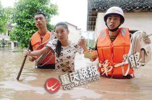 長(zhǎng)壽區(qū)，消防官兵搜救被困群眾。