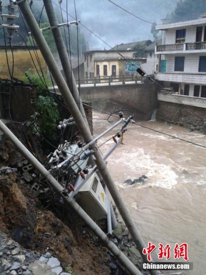 9日以來(lái)，陜西省鎮(zhèn)巴縣持續(xù)出現(xiàn)強(qiáng)秋淋天氣，21鎮(zhèn)不同程度受災(zāi)，電力、交通、移動(dòng)通訊一度中斷。