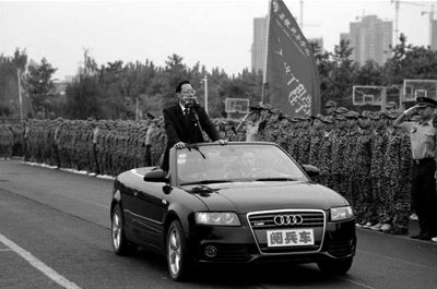 安徽新華學院院長乘敞篷車“閱兵”場面。網(wǎng)絡(luò)截圖