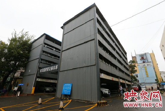 目前，市區(qū)內(nèi)的停車場(chǎng)數(shù)量還不能滿足廣大市民的需求。