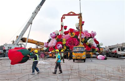 吊裝現(xiàn)場。昨晚，天安門立體主花壇“祝福祖國”完工，今天起供游人參觀。