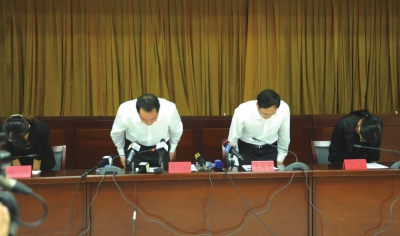 昆明通報明通小學(xué)踩踏事故原因，官員鞠躬致歉。圖/東方IC