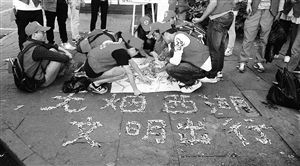 　志愿者用撿來的煙頭，拼起了“無煙西湖”圖案 通訊員供圖