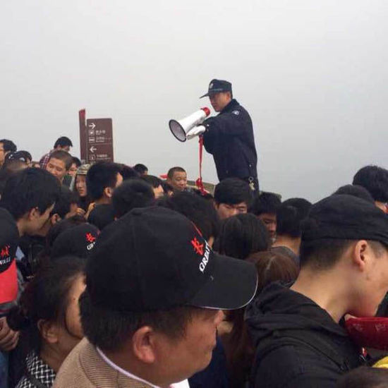 八達(dá)嶺長(zhǎng)城上保安在維持秩序。