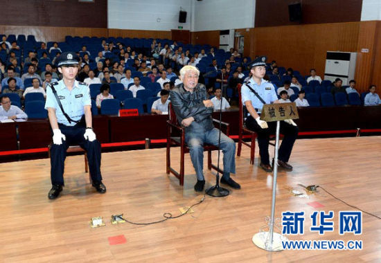 9月29日，方廣云在庭審現(xiàn)場。當(dāng)日，“合肥房叔”腐敗窩案核心人物方廣云在安徽省廬江縣出庭受審。 新華社記者 郭晨 攝