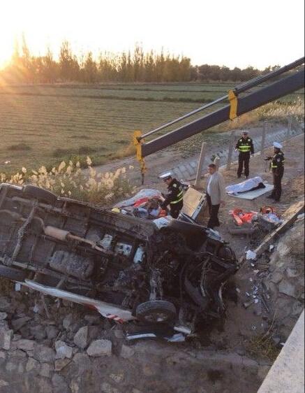 連霍高速救護車側(cè)翻 造成5人死亡3人受傷(圖)