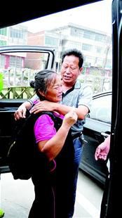 離別時(shí)，沈愛蘭（左）擁抱救命恩人李春富