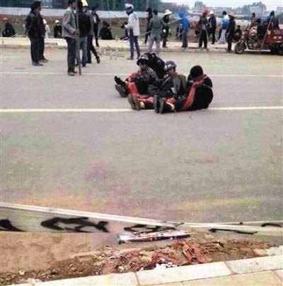 14日，沖突現(xiàn)場(chǎng)，幾名頭戴鋼盔的人被捆綁著。圖/東方IC