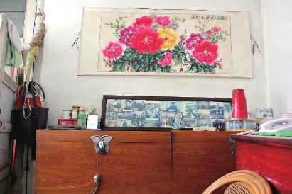 　陳會(huì)英將兒女的照片都裱起來(lái)，裝在一個(gè)大相框里，放在箱子上經(jīng)?？矗渲凶疃嗟木褪莿⒔饑?guó)的照片。