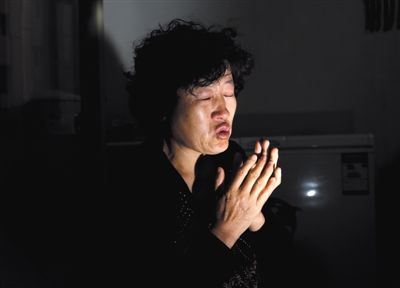 昨日,呼格吉勒圖的媽媽尚愛云在內蒙古呼市家中講述這些年來的上訪經歷。本版圖片/新京報記者 郭鐵流