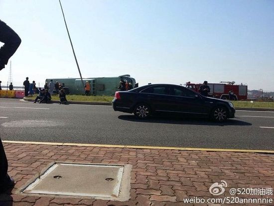上海大巴在東海大橋上側(cè)翻 已致6死40多傷(圖) 上海大巴在東海大橋上側(cè)翻 已致6死40多傷(圖)