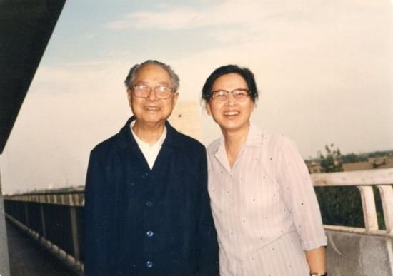 1987年成鈞中將和夫人周月茜在北京301醫(yī)院留影。