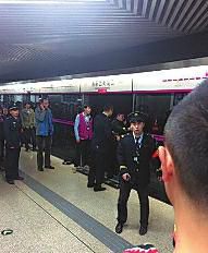 昨日18時(shí)57分，北京地鐵5號(hào)線惠新西街南口一女子遭遇不幸。昨晚9時(shí)記者在中日友好醫(yī)院發(fā)現(xiàn)女子已不幸身亡，女子遇險(xiǎn)是被夾在安全門(mén)和地鐵門(mén)中間，列車(chē)啟動(dòng)后掉下站臺(tái)。