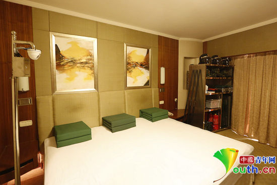 雖然在五星級飯店房間駐守，但武警官兵自帶被褥及生活用品，將兩張單人床拼成三人通鋪使用。