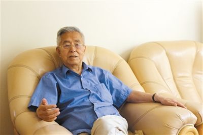楊維駿 歷任云南省政協(xié)副主席等職。89歲高齡的楊維駿為12名失地農(nóng)民代表開道，到云南省政協(xié)反映問(wèn)題。