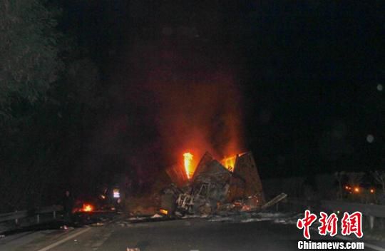 滬蓉高速四川成南段貨車相撞燃燒致2死2傷 滬蓉高速四川成南段貨車相撞燃燒致2死2傷