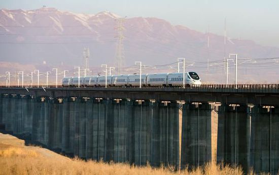 11月16日，從烏魯木齊南站首發(fā)的D8602次列車駛往哈密。