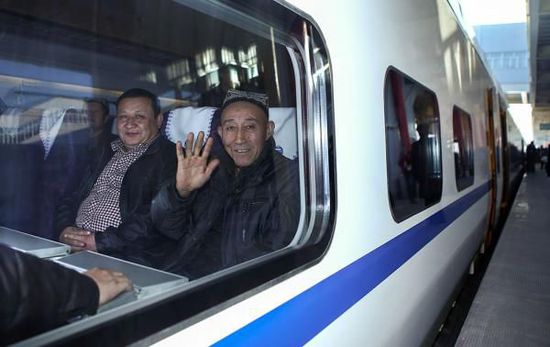 11月16日，旅客乘坐從烏魯木齊南站首發(fā)的D8602次列車。