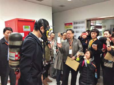 昨天，地鐵4號(hào)線北京南站站，地鐵工作人員為人大代表演示應(yīng)急氧氣瓶佩戴方式。新京報(bào)記者