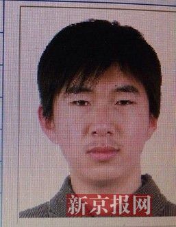 犯罪嫌疑人李小龍，27歲，唐山樂亭人。村干部說李小龍經(jīng)常把自己關(guān)在家里