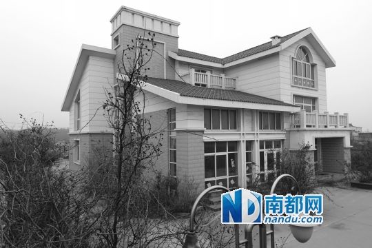 　馬超群在赤土山村村委會(huì)旁的別墅，就是以“自來水維護(hù)站”的名義拿的地。