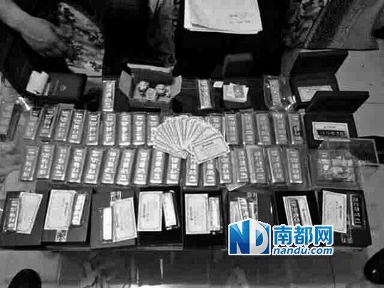　馬超群家中金條清點(diǎn)現(xiàn)場。
