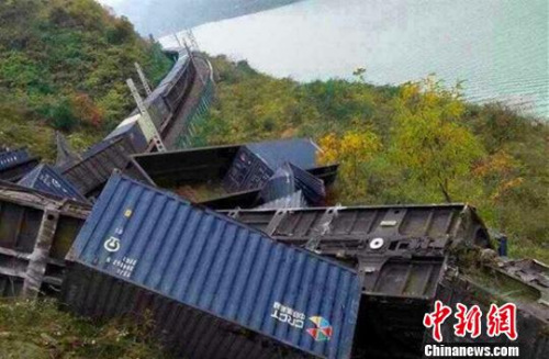 圖為脫軌現(xiàn)場。通訊員 毛毛 攝