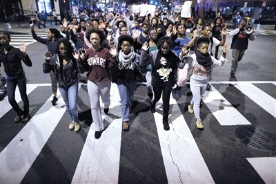 　24日，美國(guó)華盛頓，民眾在白宮前參加示威，抗議不起訴槍殺黑人青年的白人警察。