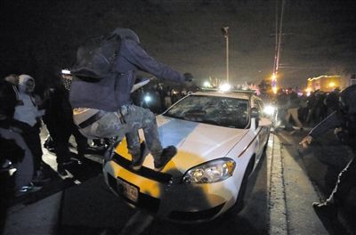 11月24日，圣路易斯市，示威者得知涉案警察被免予起訴消息后表達(dá)不滿?！? width=